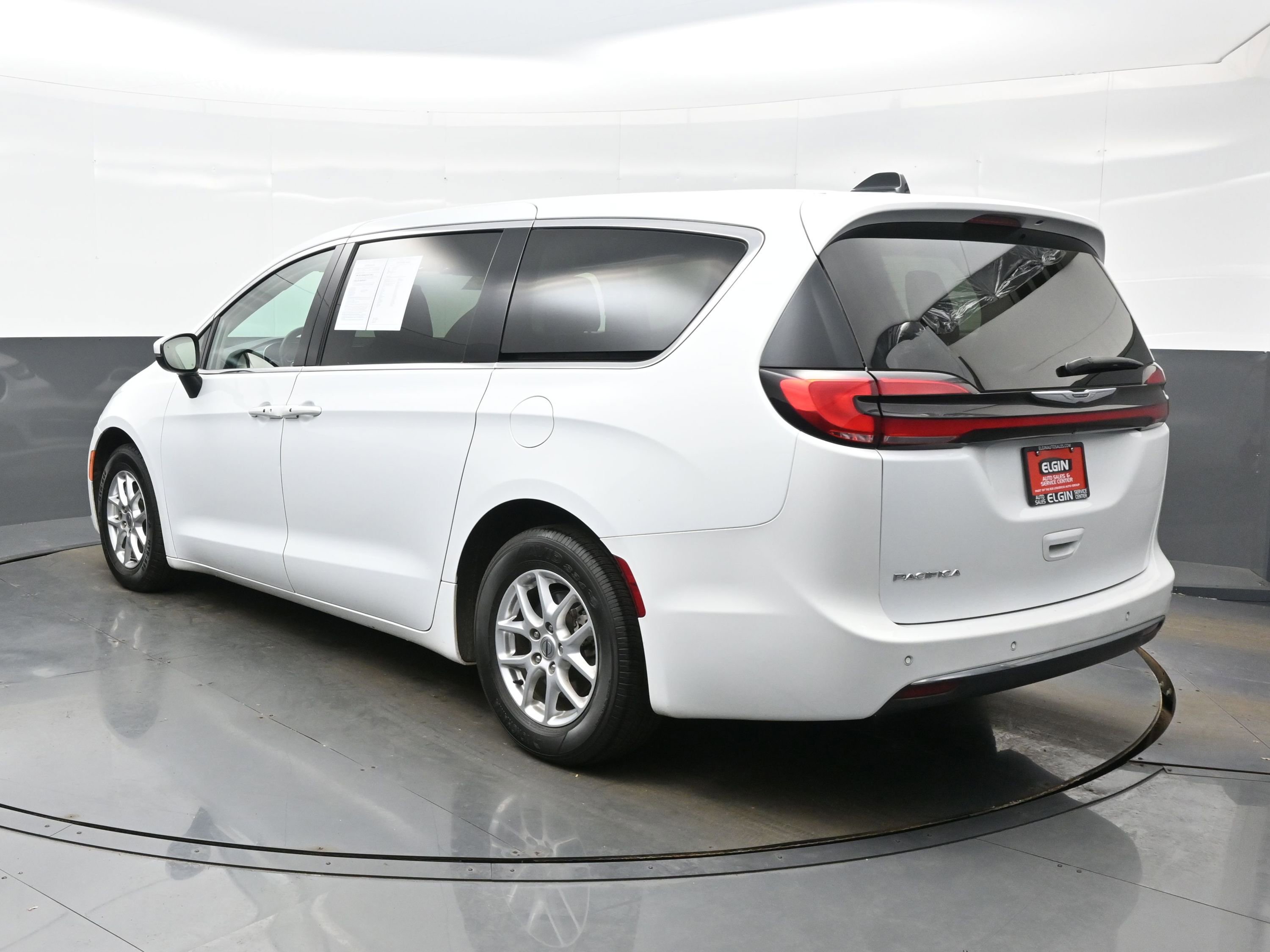 Used 2023 Chrysler Pacifica Touring-L image 4