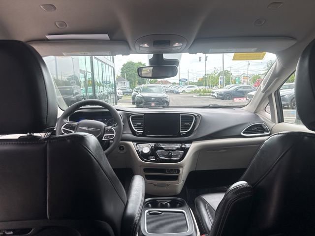 Used 2023 Chrysler Pacifica Touring-L FWD image 14