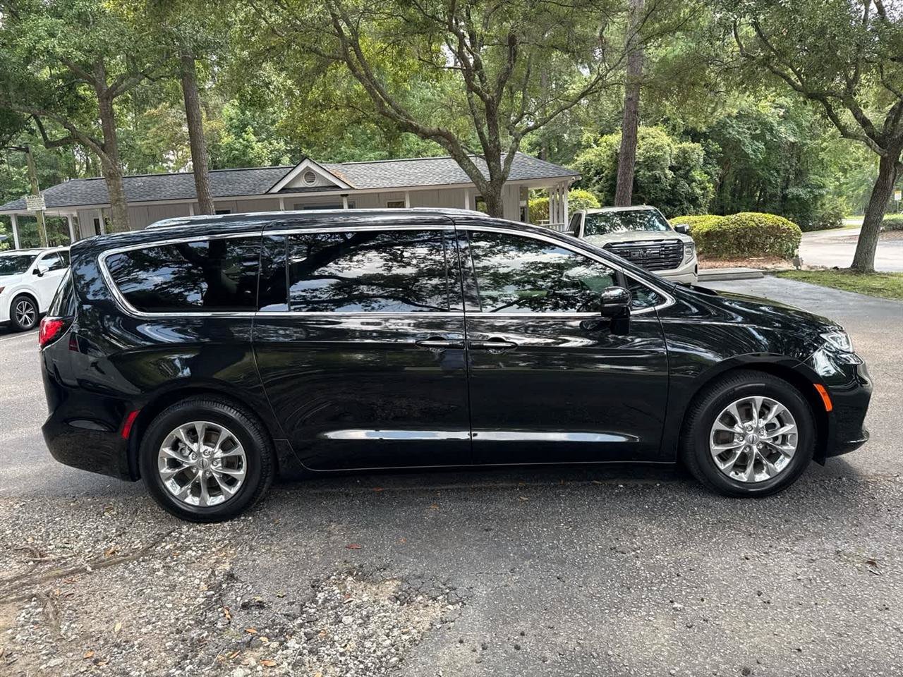Used 2021 Chrysler Pacifica Touring-L w/ Premium & Safety Sphere Group FWD image 6