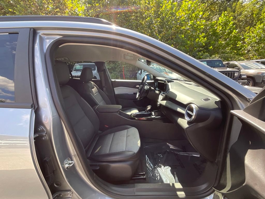 Used 2025 Chevrolet Trax LT w/ LT Convenience Package FWD image 22
