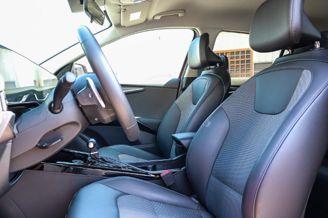 Certified 2025 Kia Niro EX FWD image 18