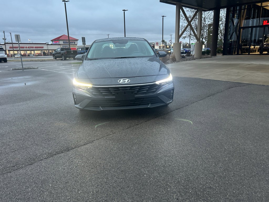 Used 2025 Hyundai Elantra SEL image 2