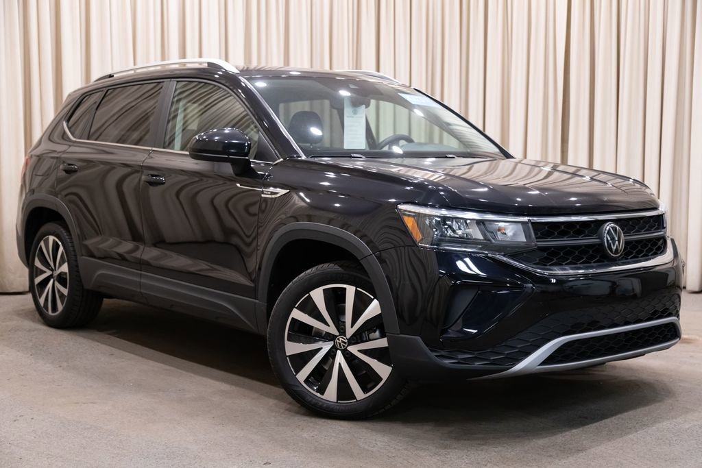 Certified 2023 Volkswagen Taos SE w/ Panoramic Sunroof Package FWD image 2