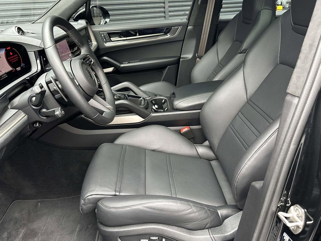 Certified 2025 Porsche Cayenne Turbo image 5