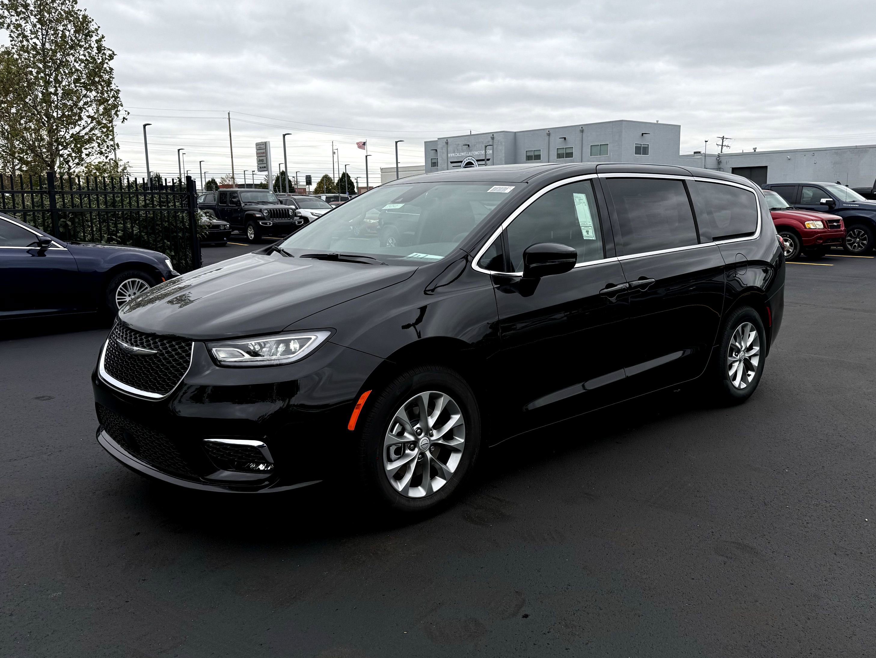 New 2026 Chrysler Pacifica Limited image 4