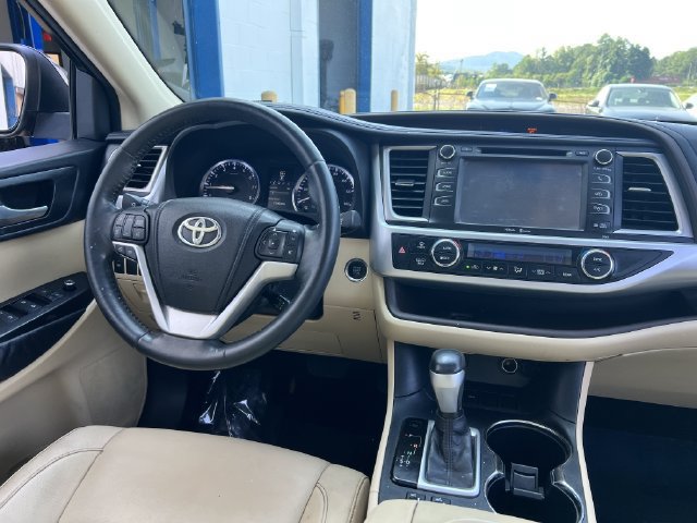 Used 2014 Toyota Highlander XLE FWD image 14
