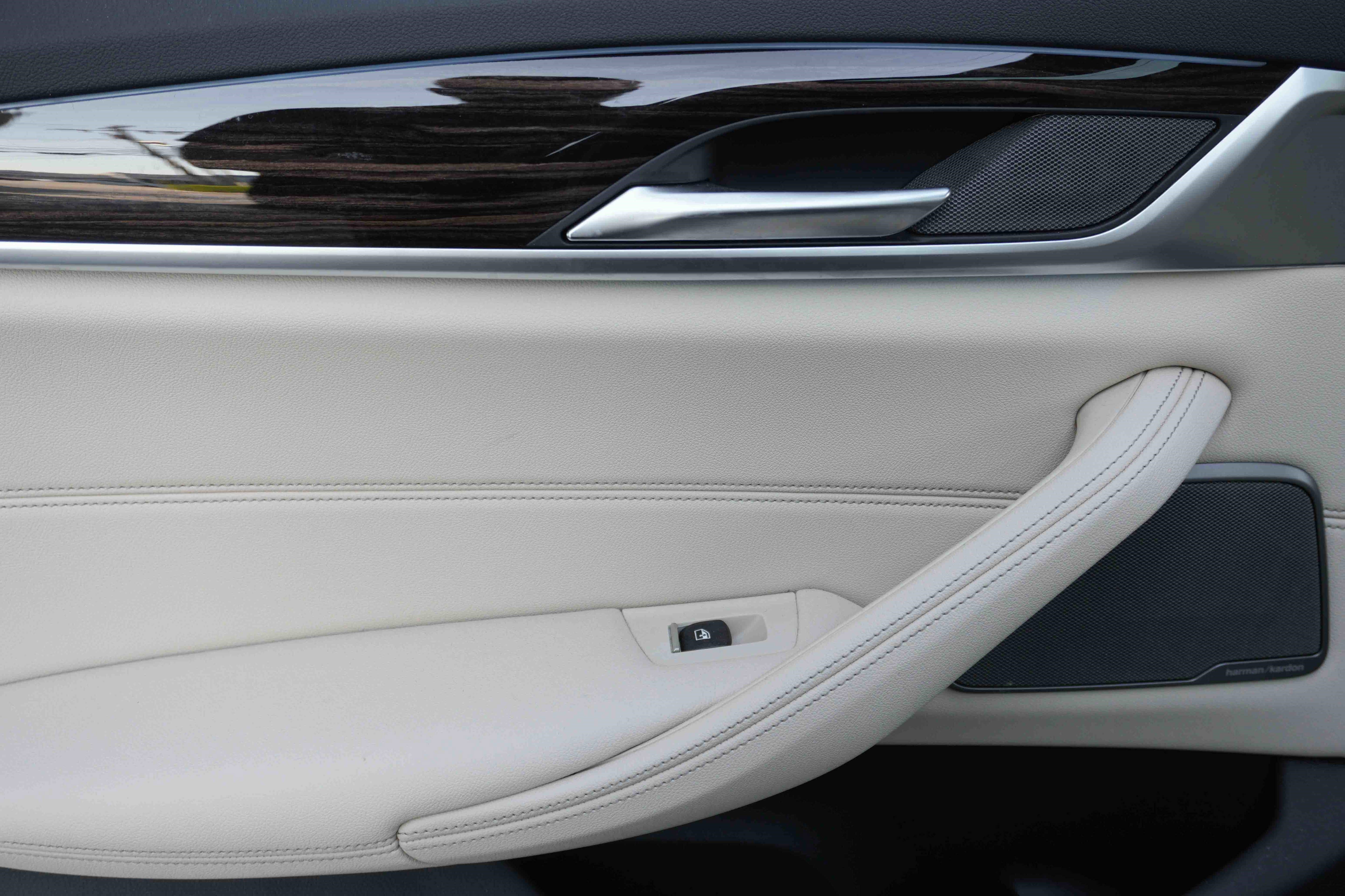 Used 2023 BMW 530e w/ Premium Package image 31