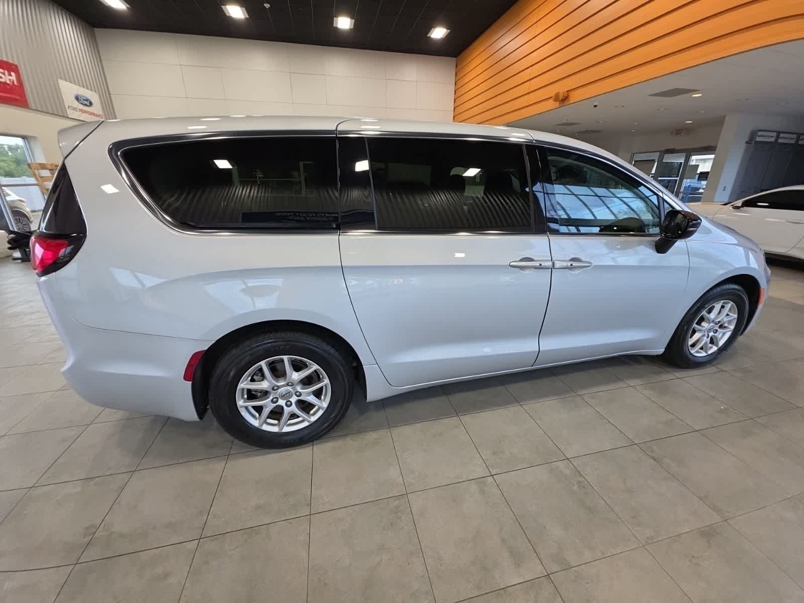 Used 2024 Chrysler Pacifica Touring-L FWD image 6