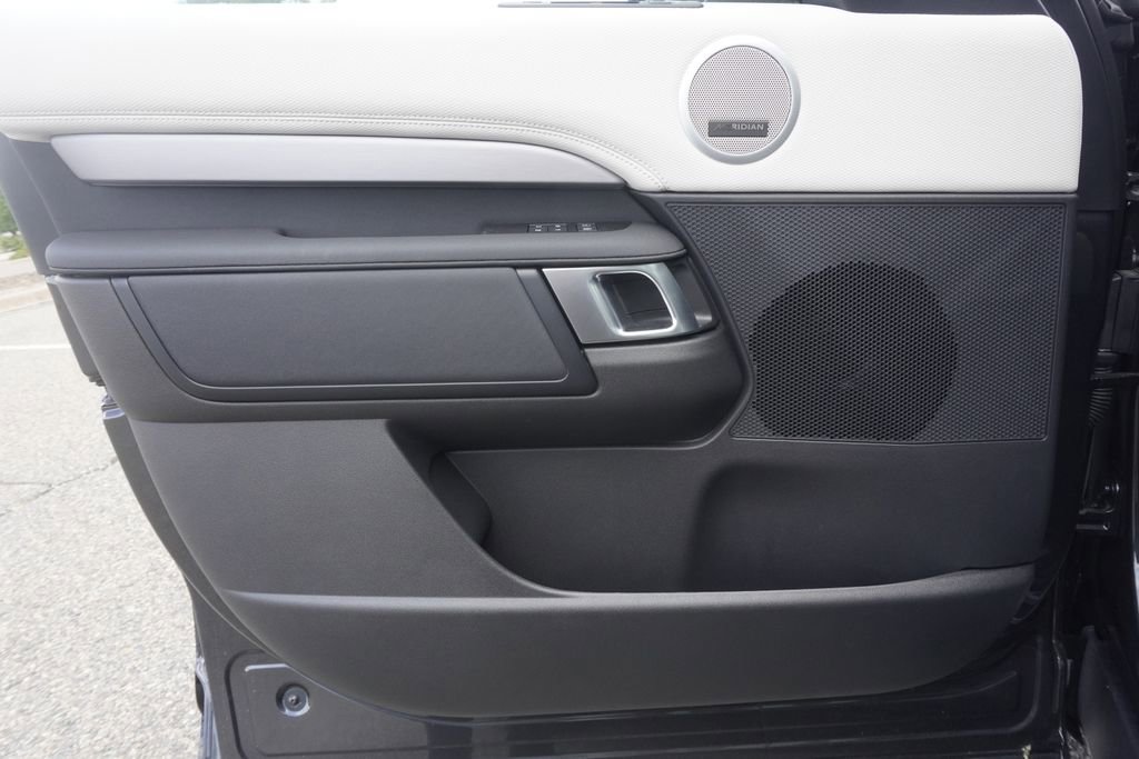 New 2025 Land Rover Discovery Dynamic SE image 17