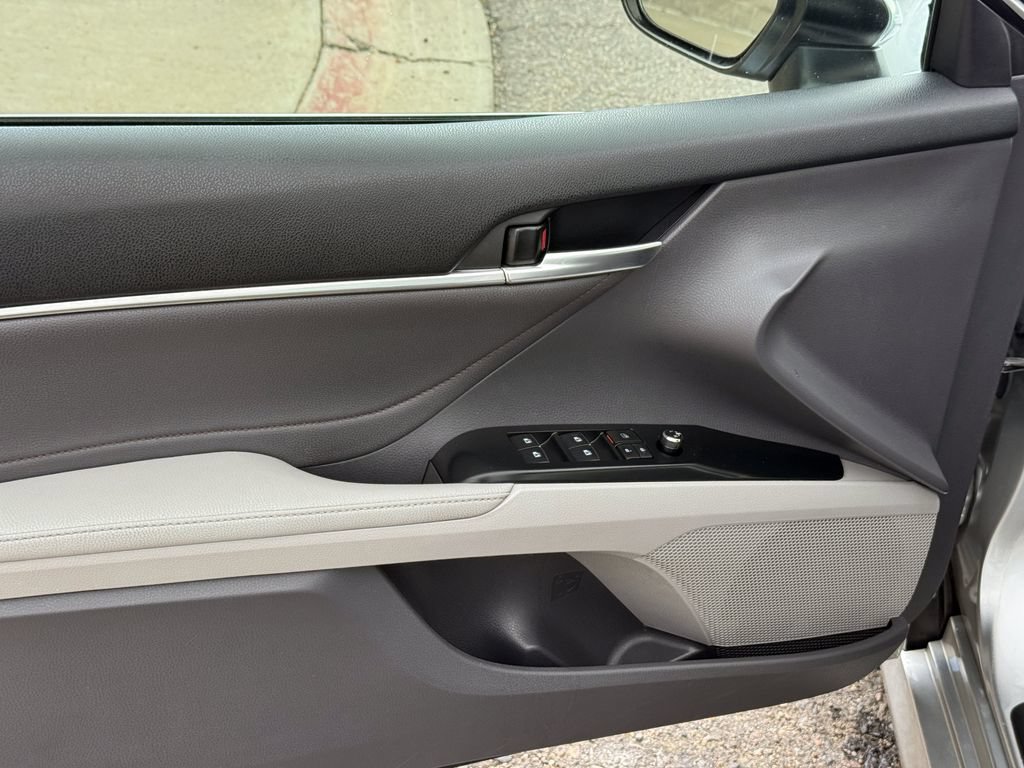 Used 2018 Toyota Camry XLE FWD image 16