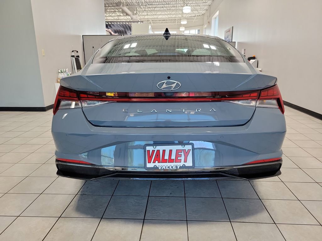 Used 2023 Hyundai Elantra Limited w/ Cargo Package FWD image 10