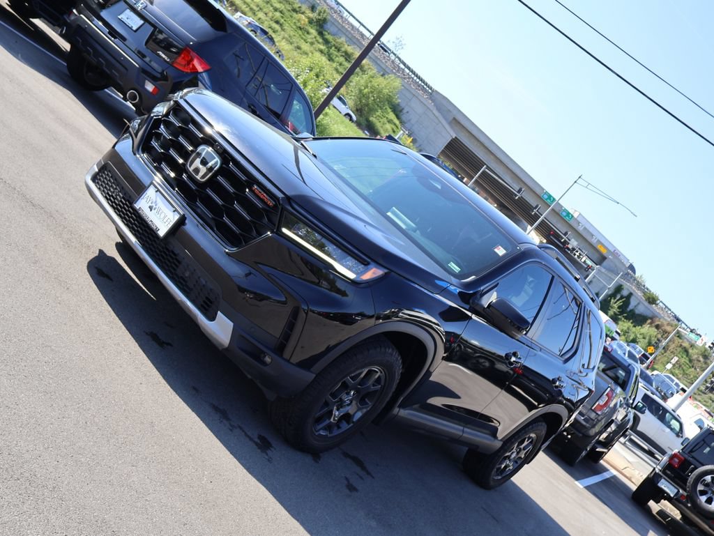 Certified 2025 Honda Pilot TrailSport image 3