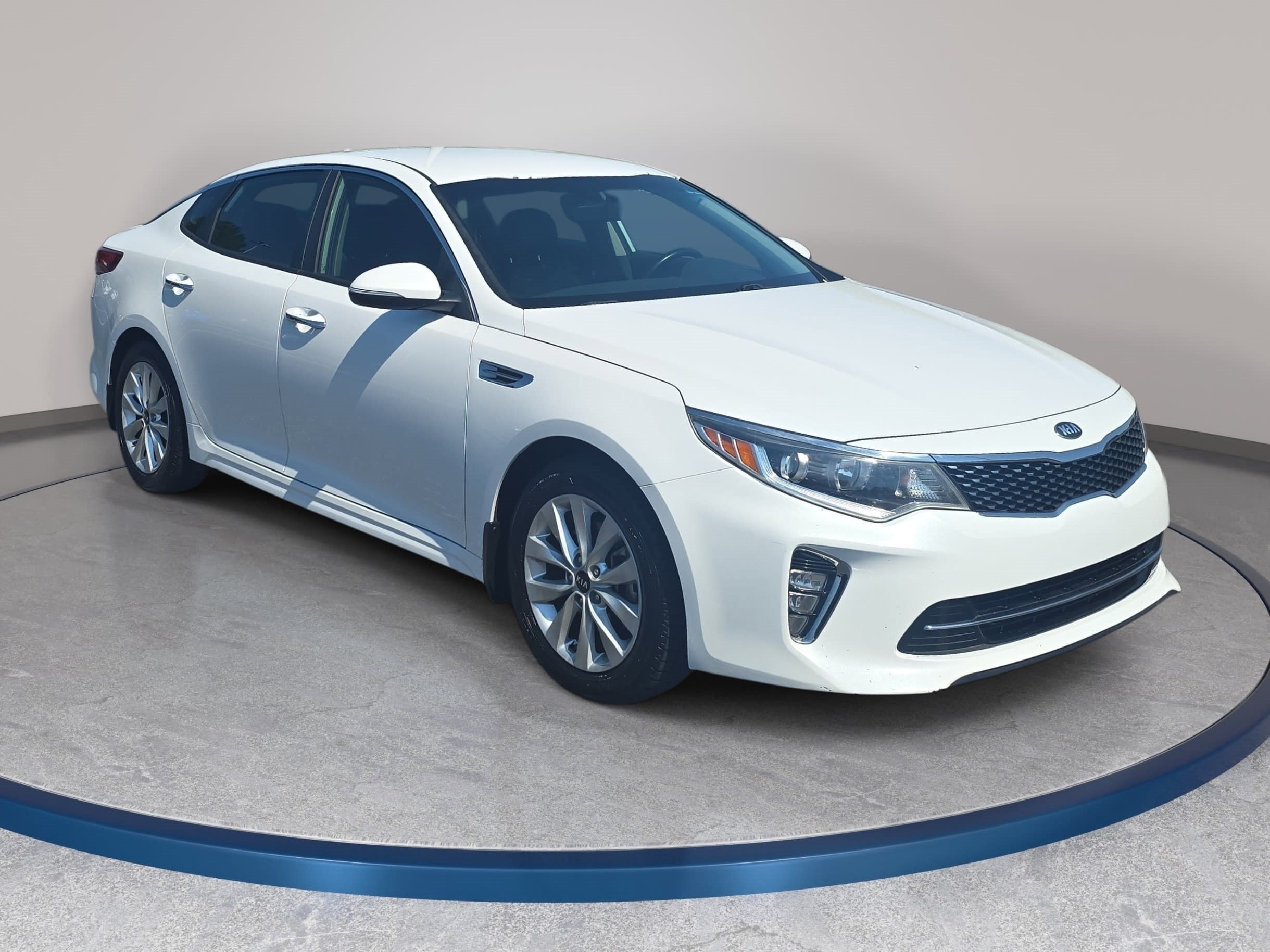 Used 2018 Kia Optima S FWD image 3