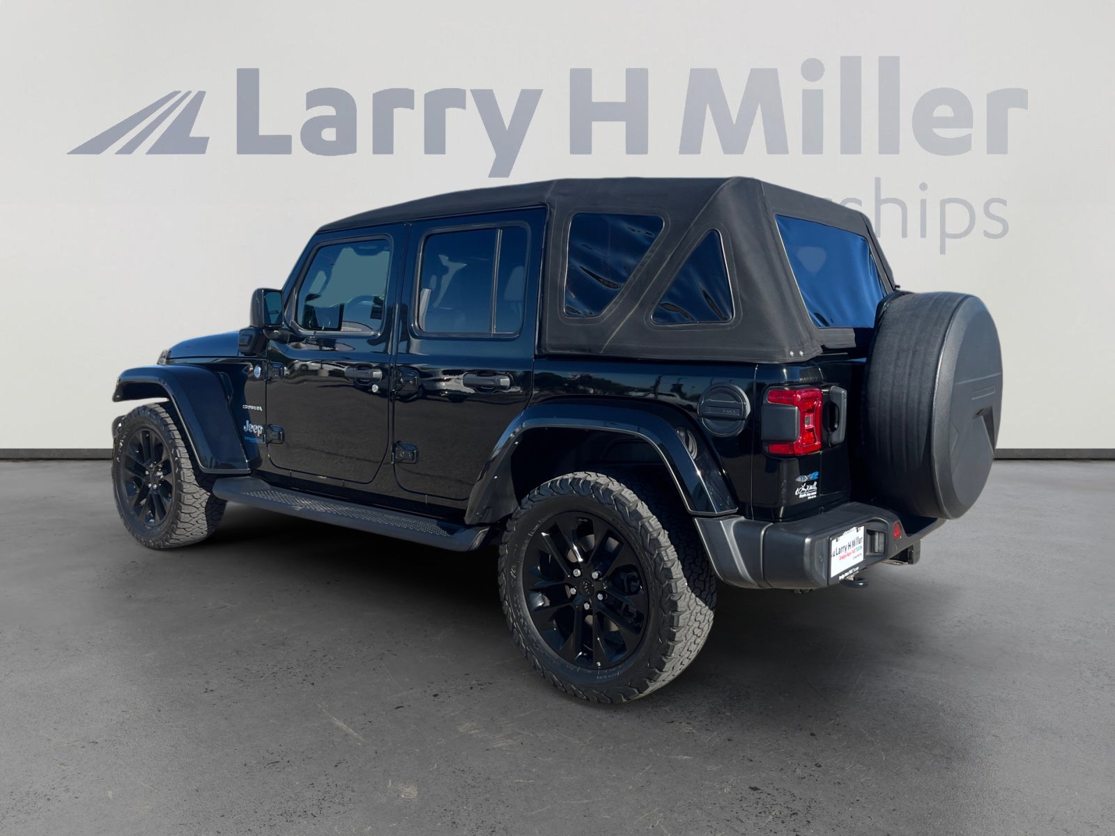 Used 2021 Jeep Wrangler Unlimited Sahara w/ Safety Group image 3