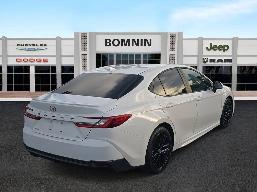 Used 2025 Toyota Camry SE image 3