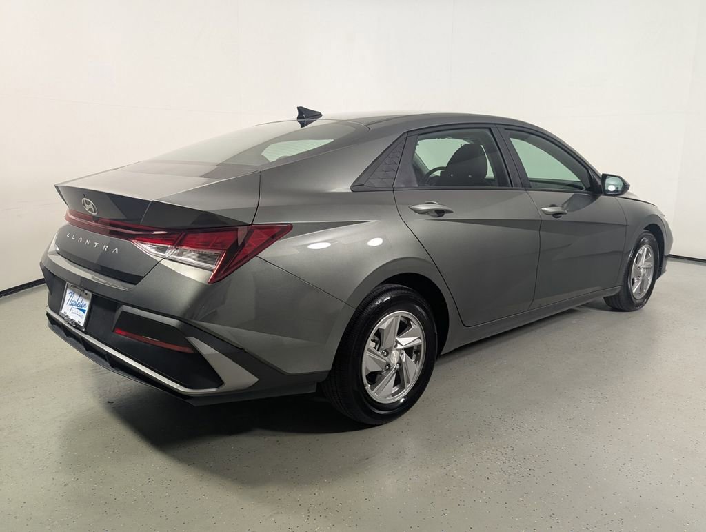 Certified 2025 Hyundai Elantra SE FWD image 8