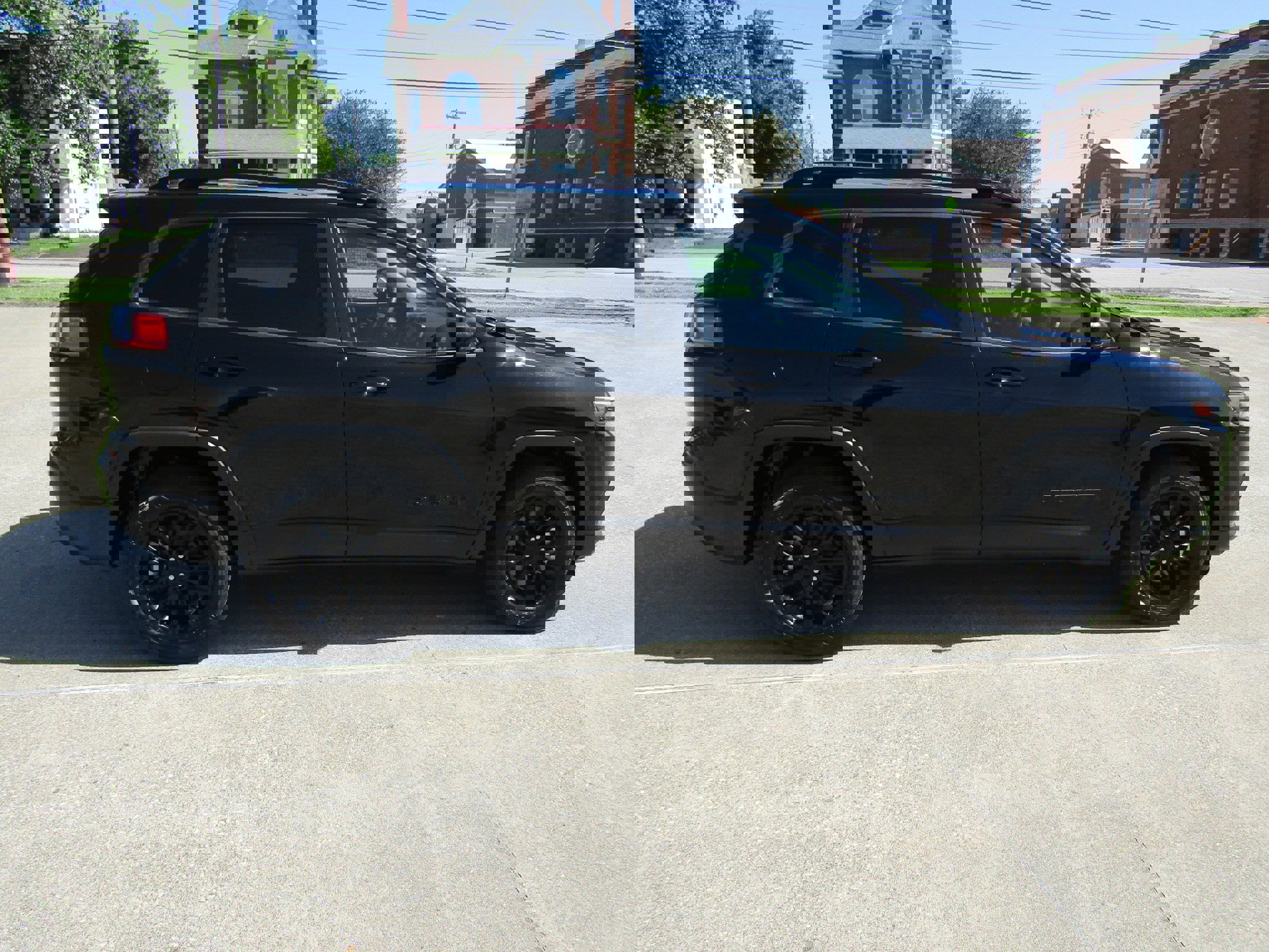 Used 2023 Jeep Cherokee Altitude Lux image 2
