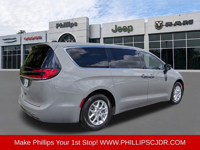Used 2025 Chrysler Pacifica Select FWD image 3