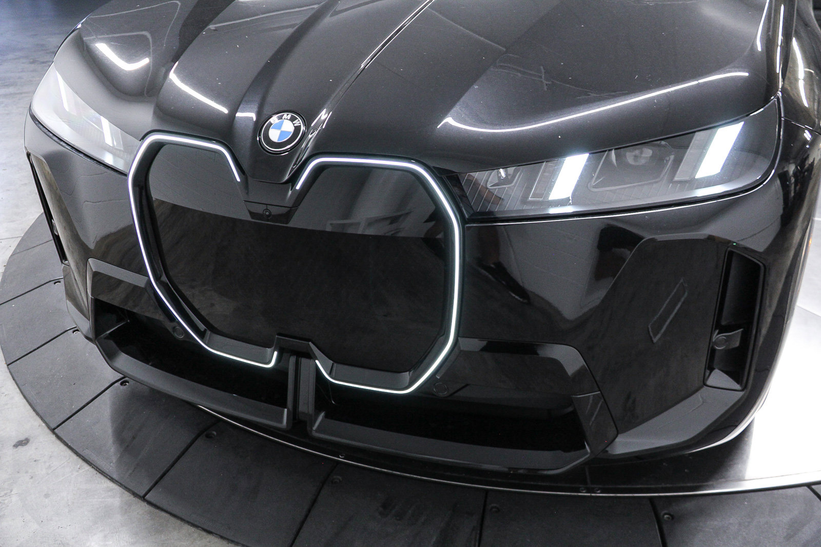 New 2026 BMW iX xDrive60 AWD/4WD image 11