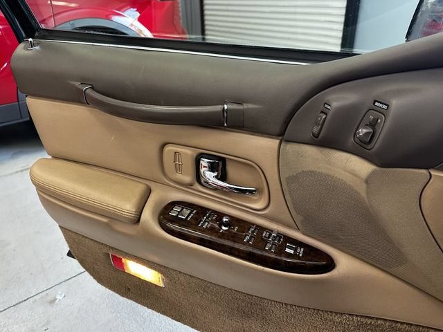Used 1997 Lincoln Town Car Signature RWD image 27