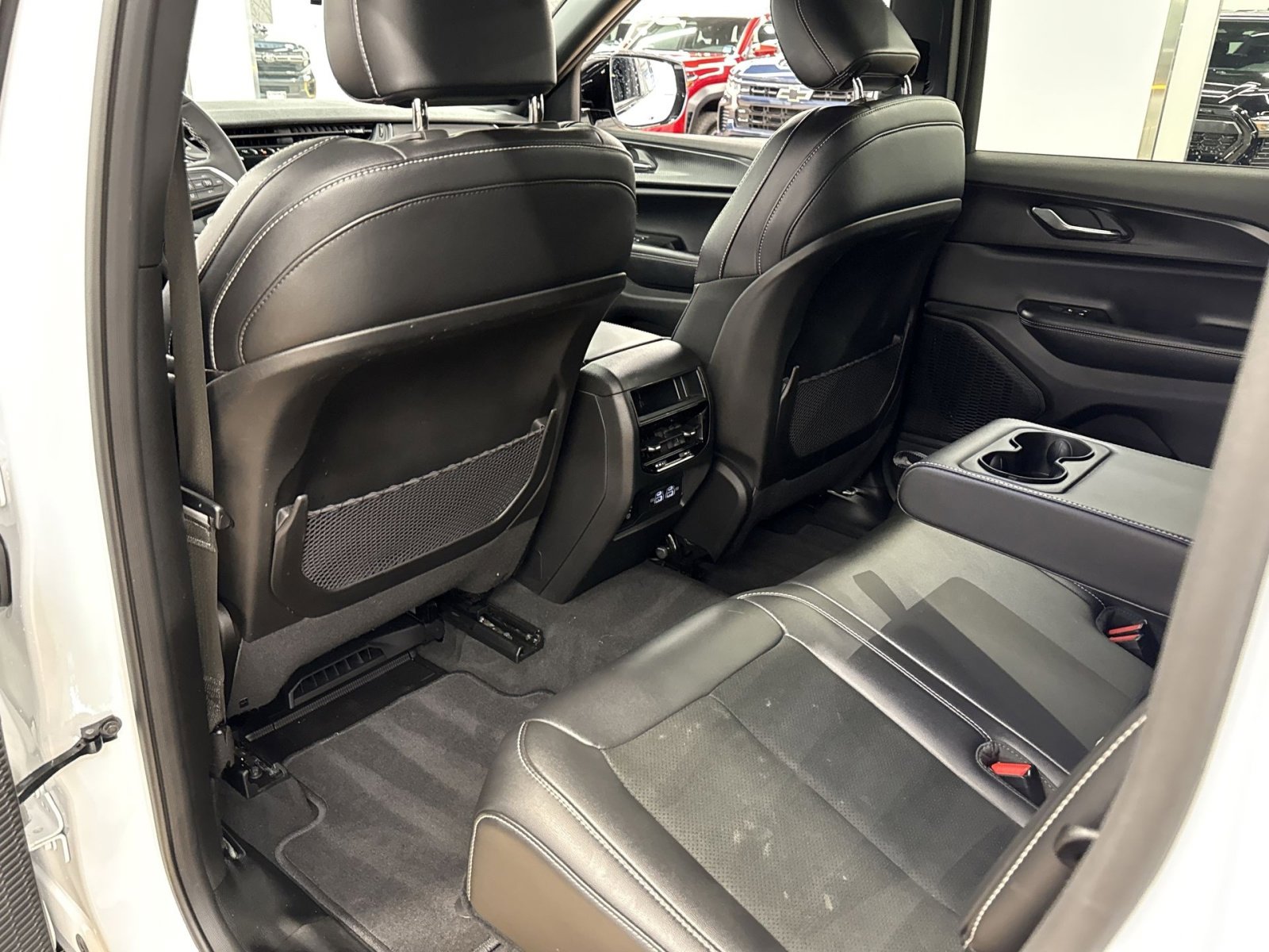 Used 2025 Jeep Grand Cherokee Altitude AWD/4WD image 27
