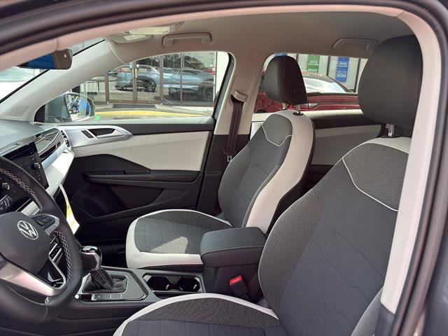 Certified 2025 Volkswagen Taos SE FWD image 13