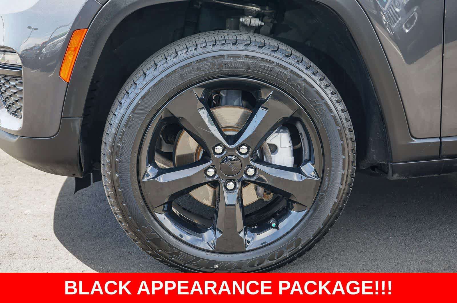 Used 2023 Jeep Grand Cherokee Limited w/ Black Appearance Package image 9