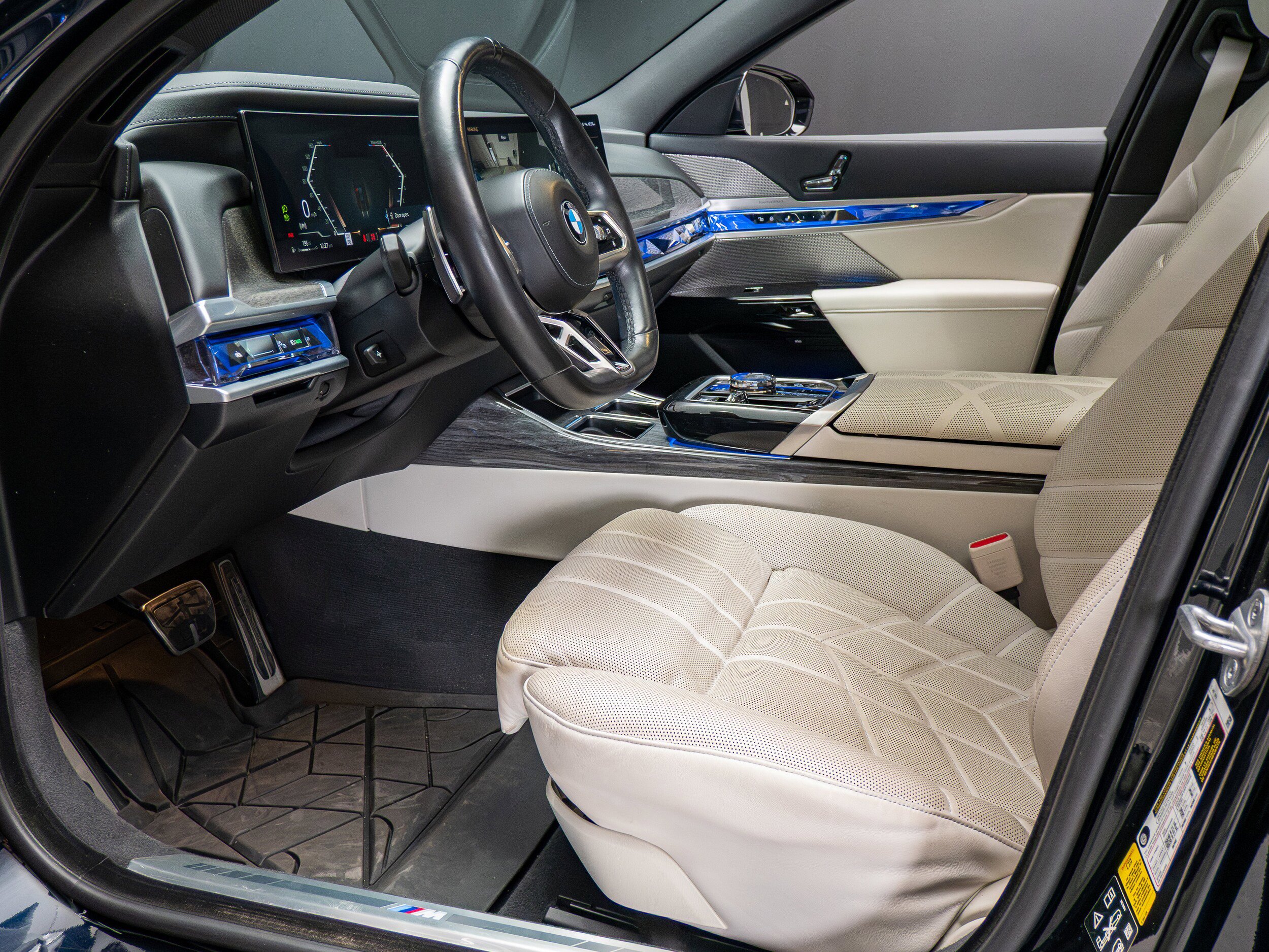 Used 2024 BMW 760i xDrive w/ Executive Package image 4
