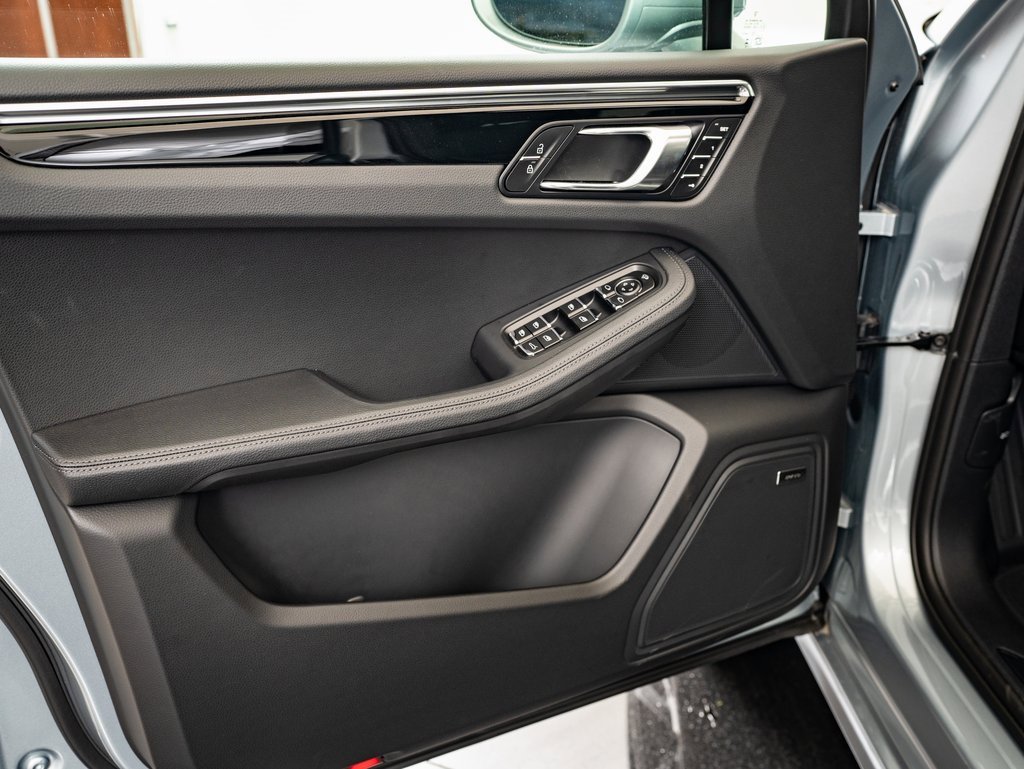 Used 2025 Porsche Macan image 23