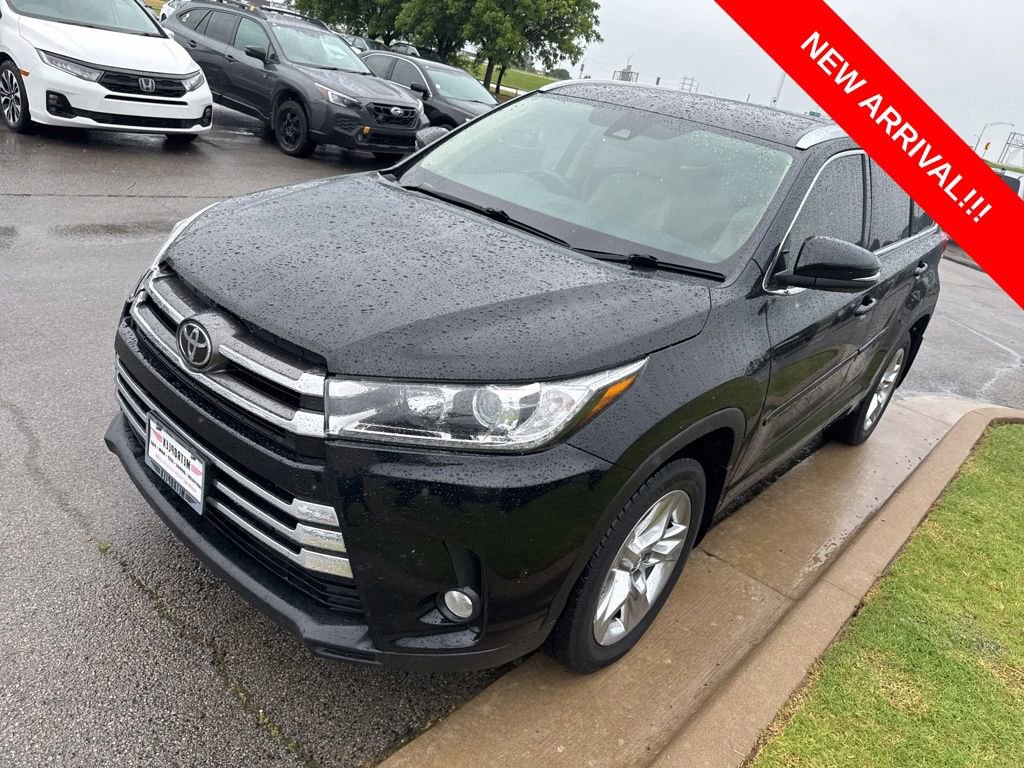 Used 2017 Toyota Highlander Limited FWD image 3