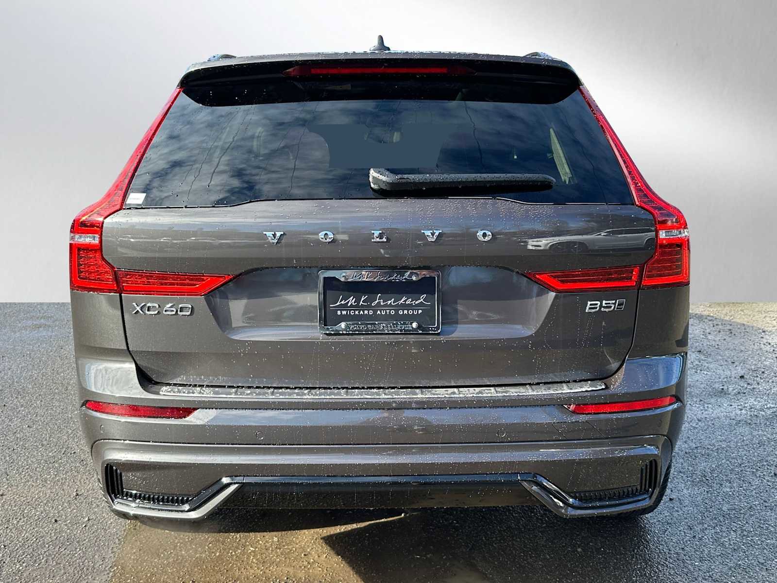 Used 2025 Volvo XC60 B5 Core w/ Protection Package Premier image 4