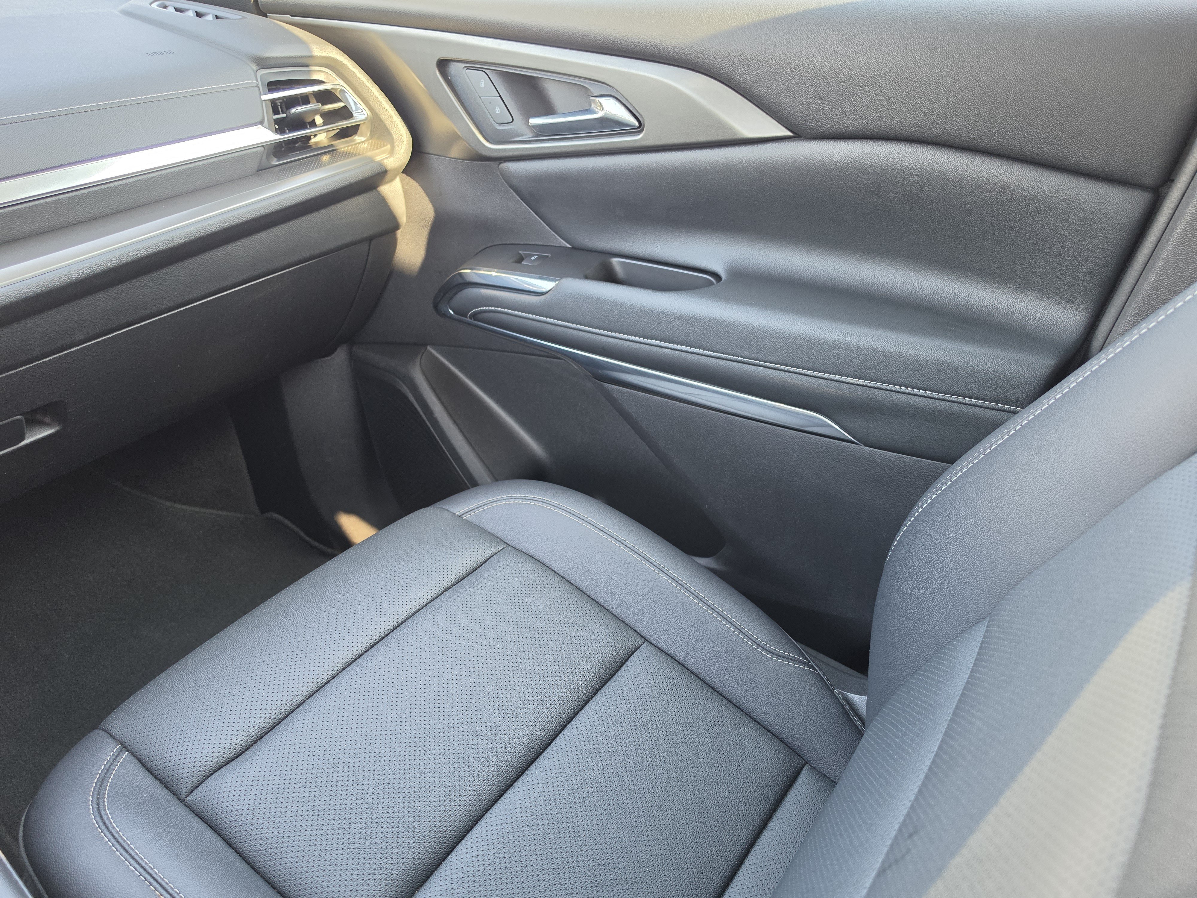 Used 2025 Chevrolet Traverse LT FWD image 21