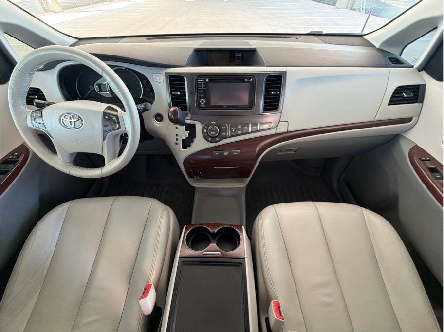 Used 2014 Toyota Sienna XLE FWD image 19