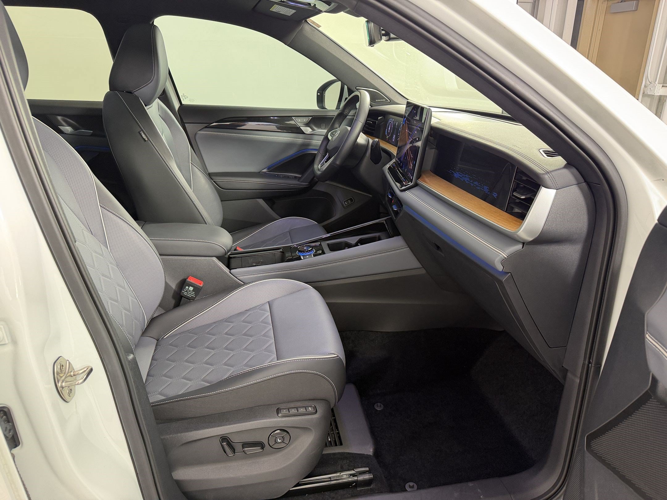 Used 2025 Volkswagen Tiguan SEL R-Line AWD/4WD image 25