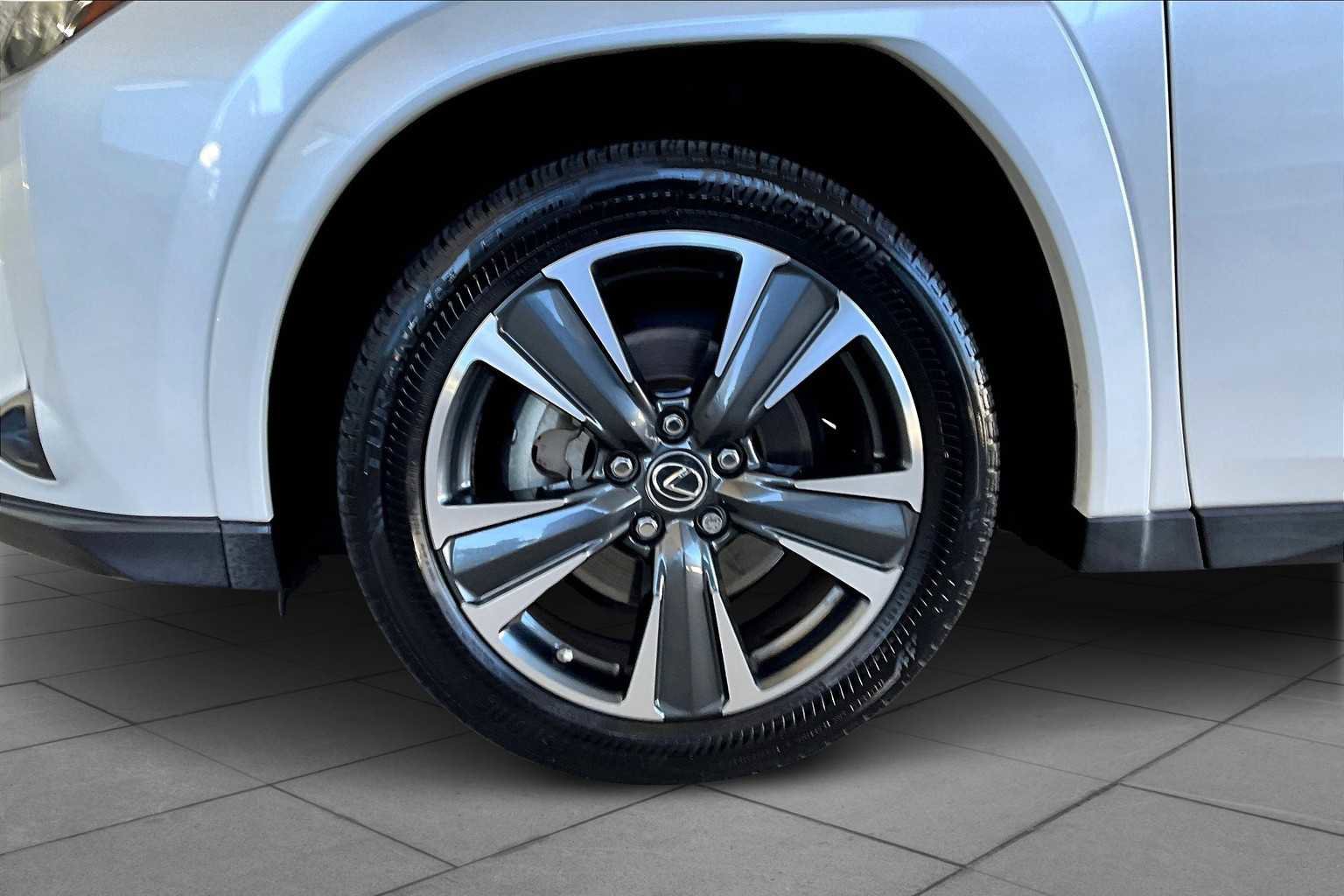 Used 2022 Lexus UX 200 w/ Premium Package image 10