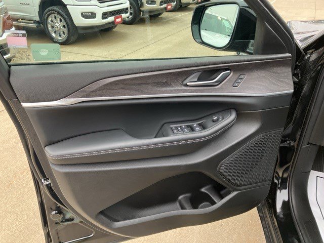 Certified 2025 Jeep Grand Cherokee Limited w/ Luxury Tech Group II image 9