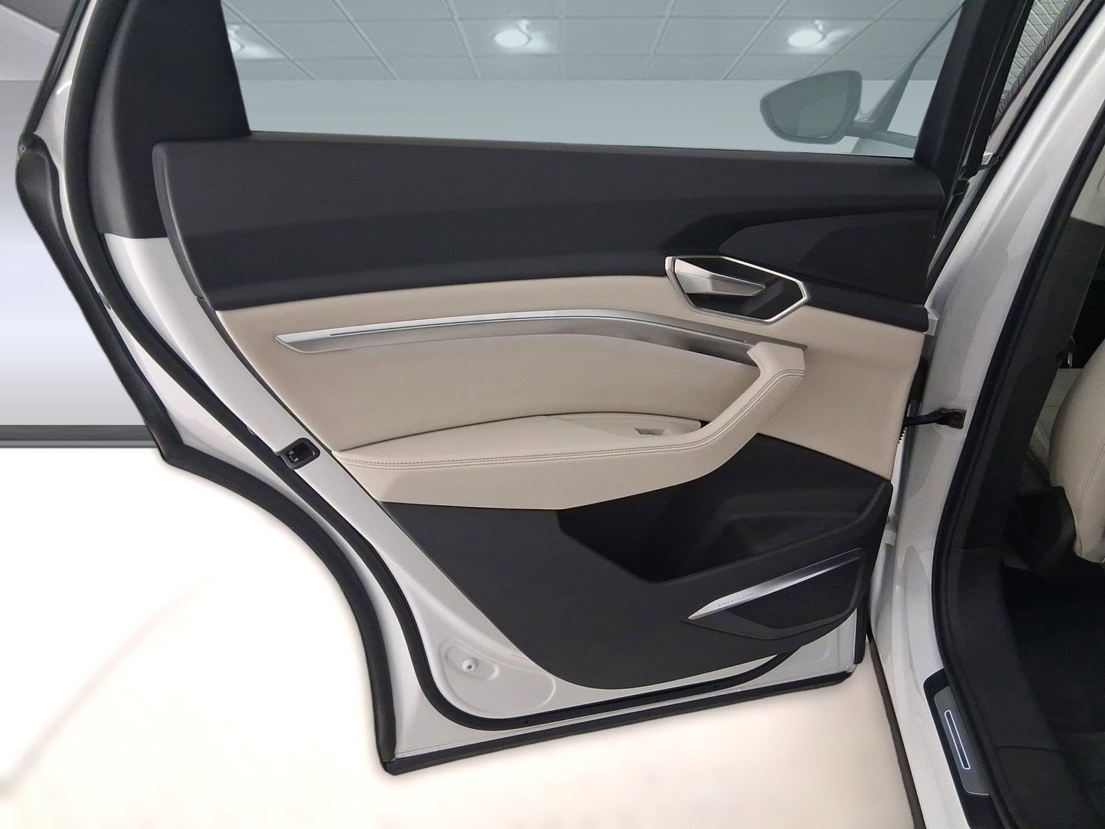 Certified 2024 Audi Q8 e-tron Premium Plus w/ Premium Plus Package image 29