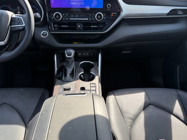 Used 2025 Toyota Highlander Platinum image 17