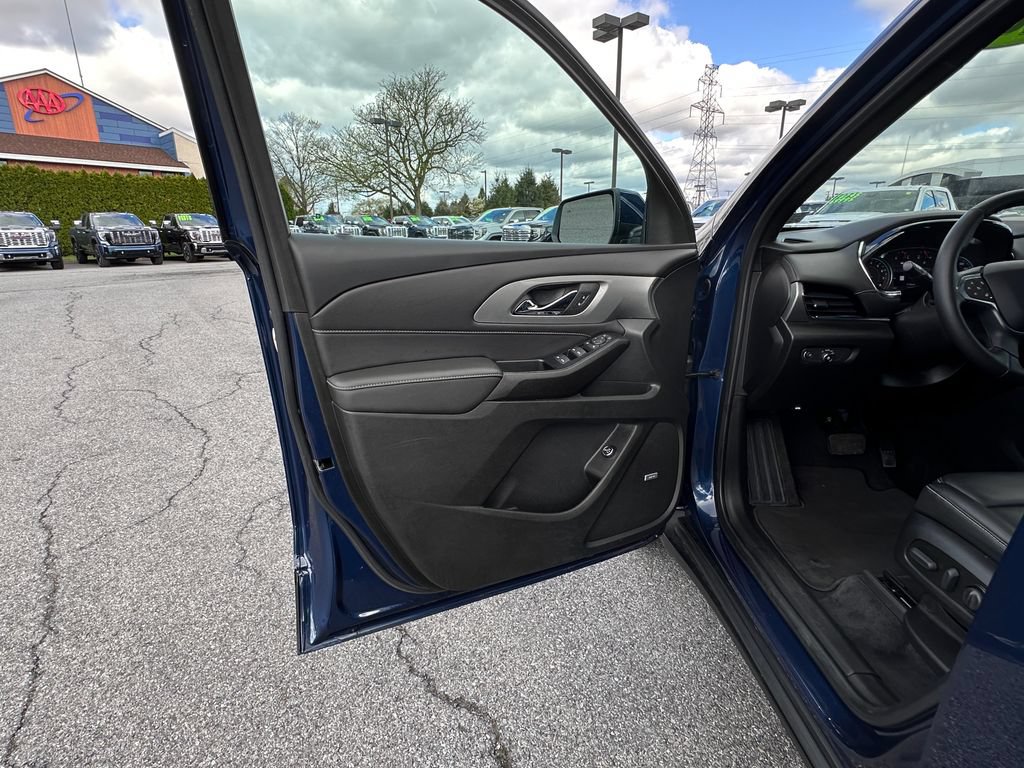 Used 2023 Chevrolet Traverse LT w/ LT Premium Package AWD/4WD image 23