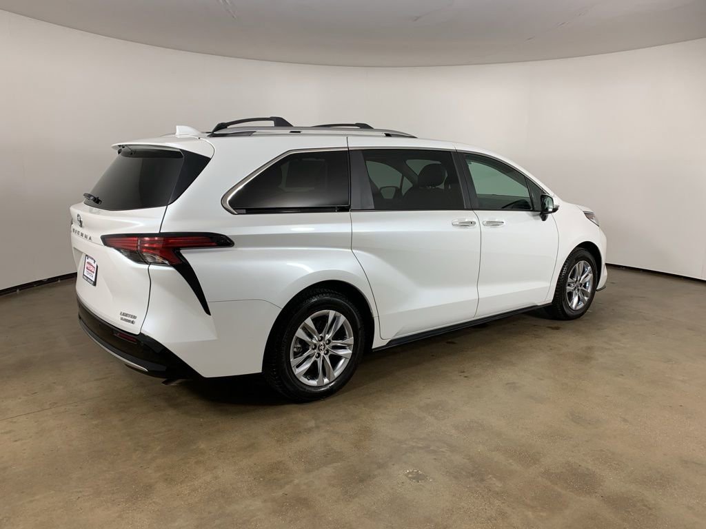 Used 2023 Toyota Sienna Limited FWD image 8