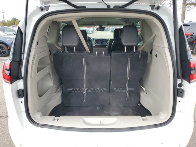 Used 2024 Chrysler Pacifica Touring-L image 31