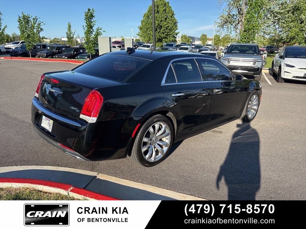 Used 2017 Chrysler 300 C RWD image 4