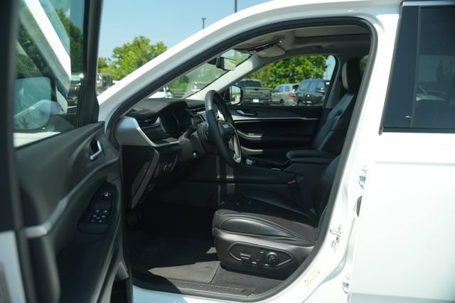 Used 2023 Jeep Grand Cherokee L Limited w/ Luxury Tech Group II AWD/4WD image 14