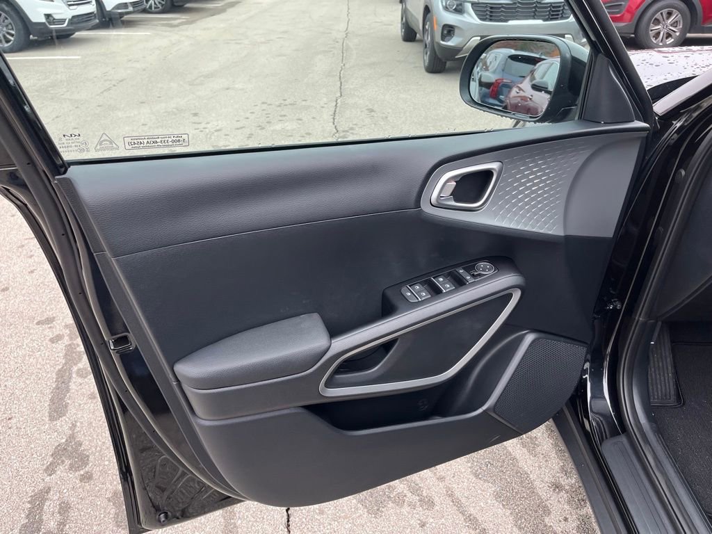 Used 2025 Kia Soul LX w/ LX Technology Package FWD image 10