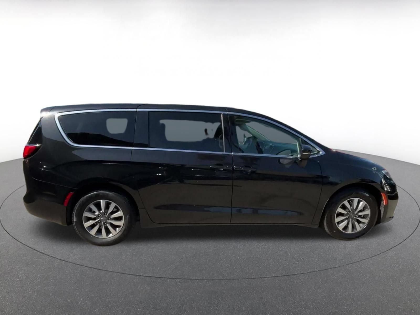 Used 2023 Chrysler Pacifica Touring-L FWD image 15