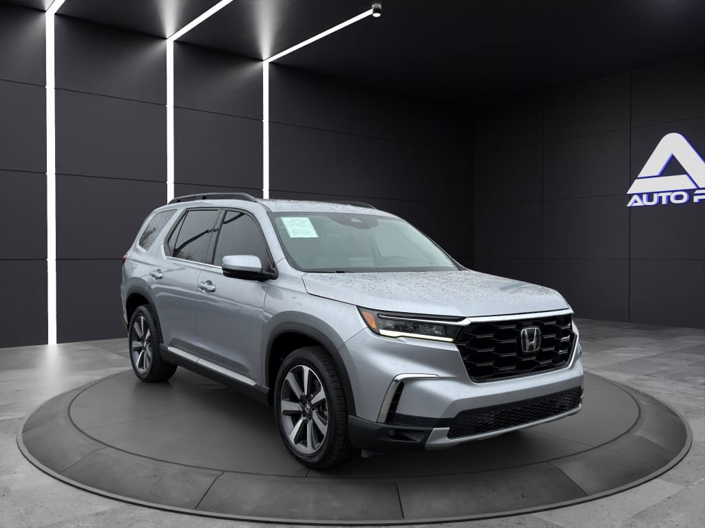 Used 2025 Honda Pilot Touring image 3