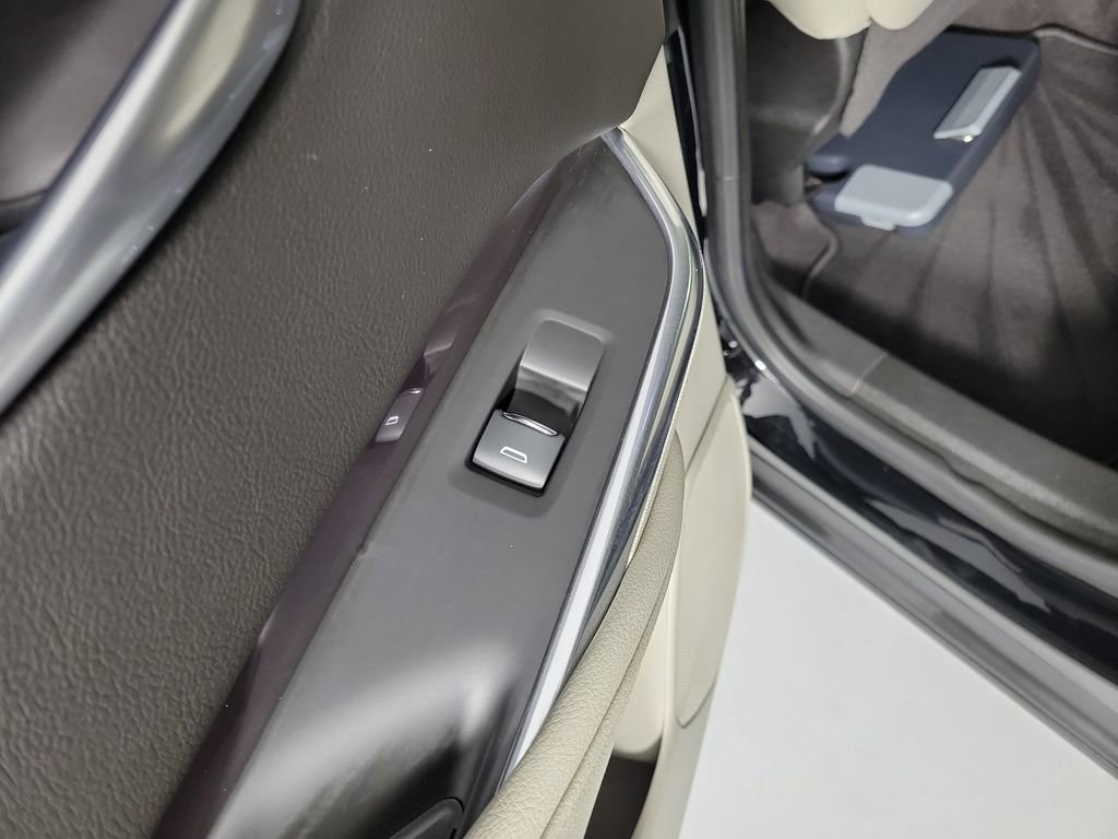 Used 2021 Cadillac XT4 Luxury w/ Cold Weather Package FWD image 14