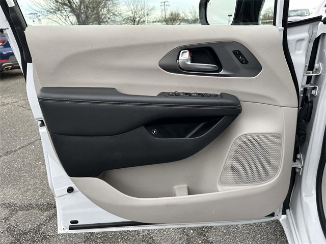 Used 2024 Chrysler Pacifica Select image 14