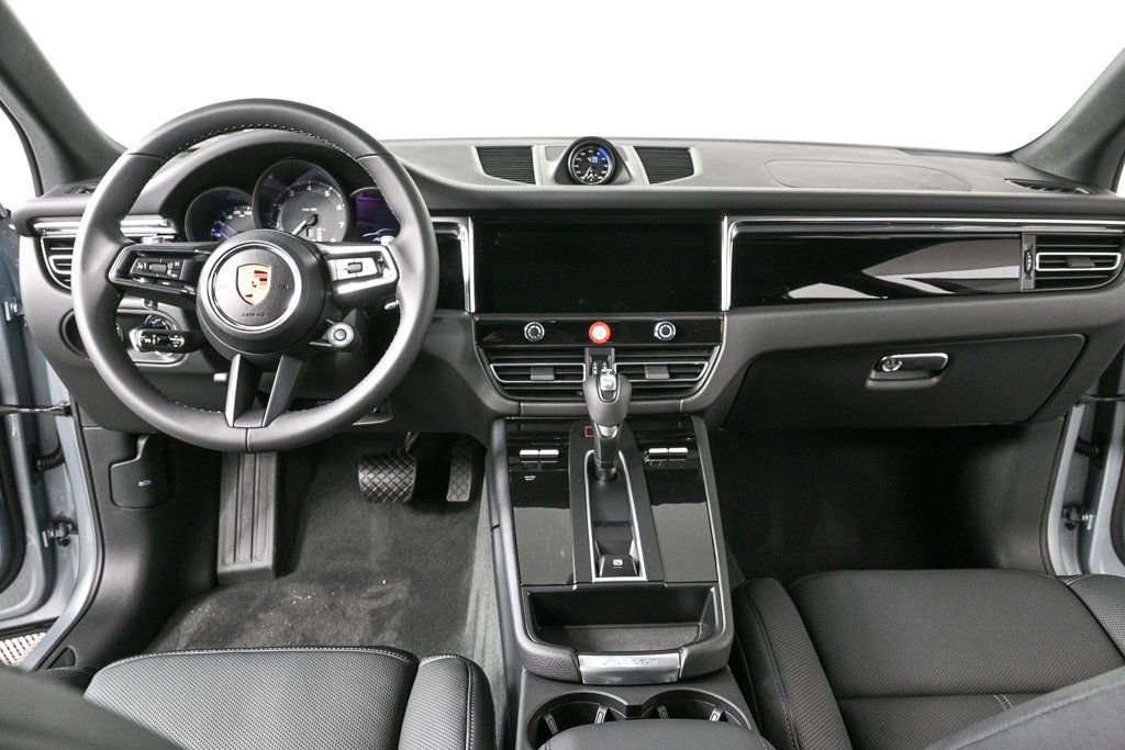 Certified 2026 Porsche Macan AWD/4WD image 18