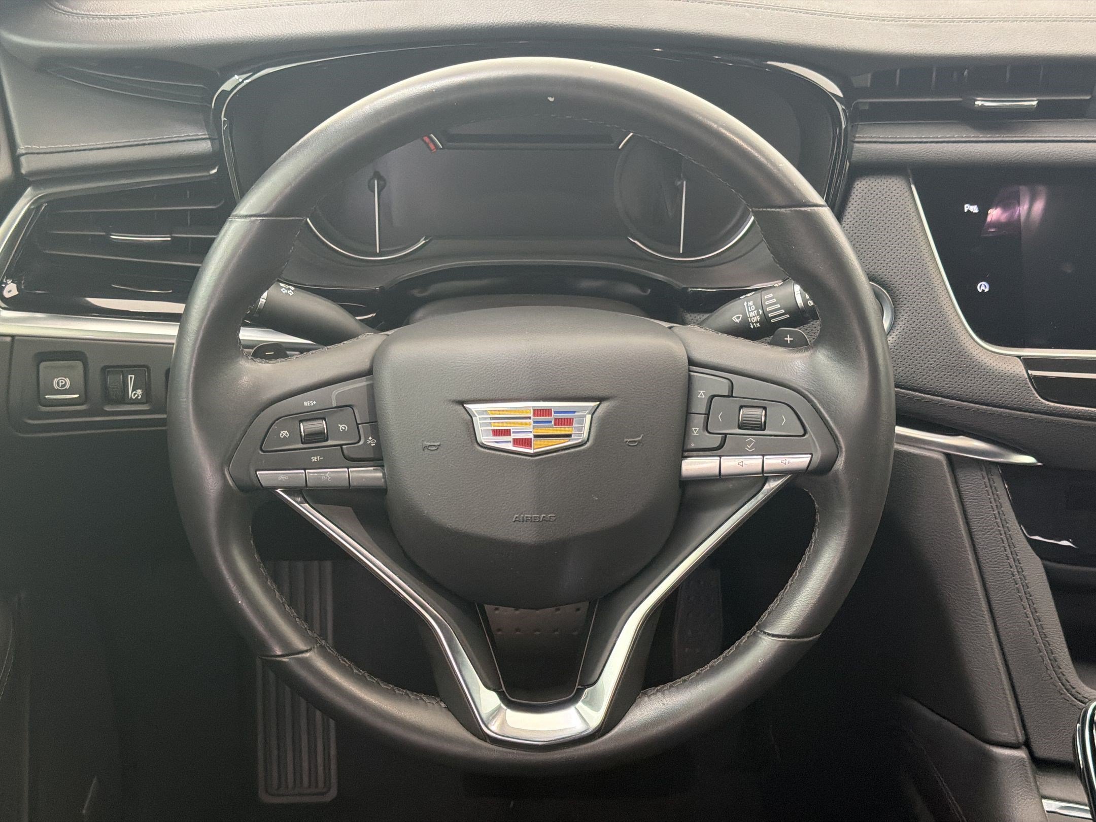 Used 2025 Cadillac XT6 Luxury FWD image 11